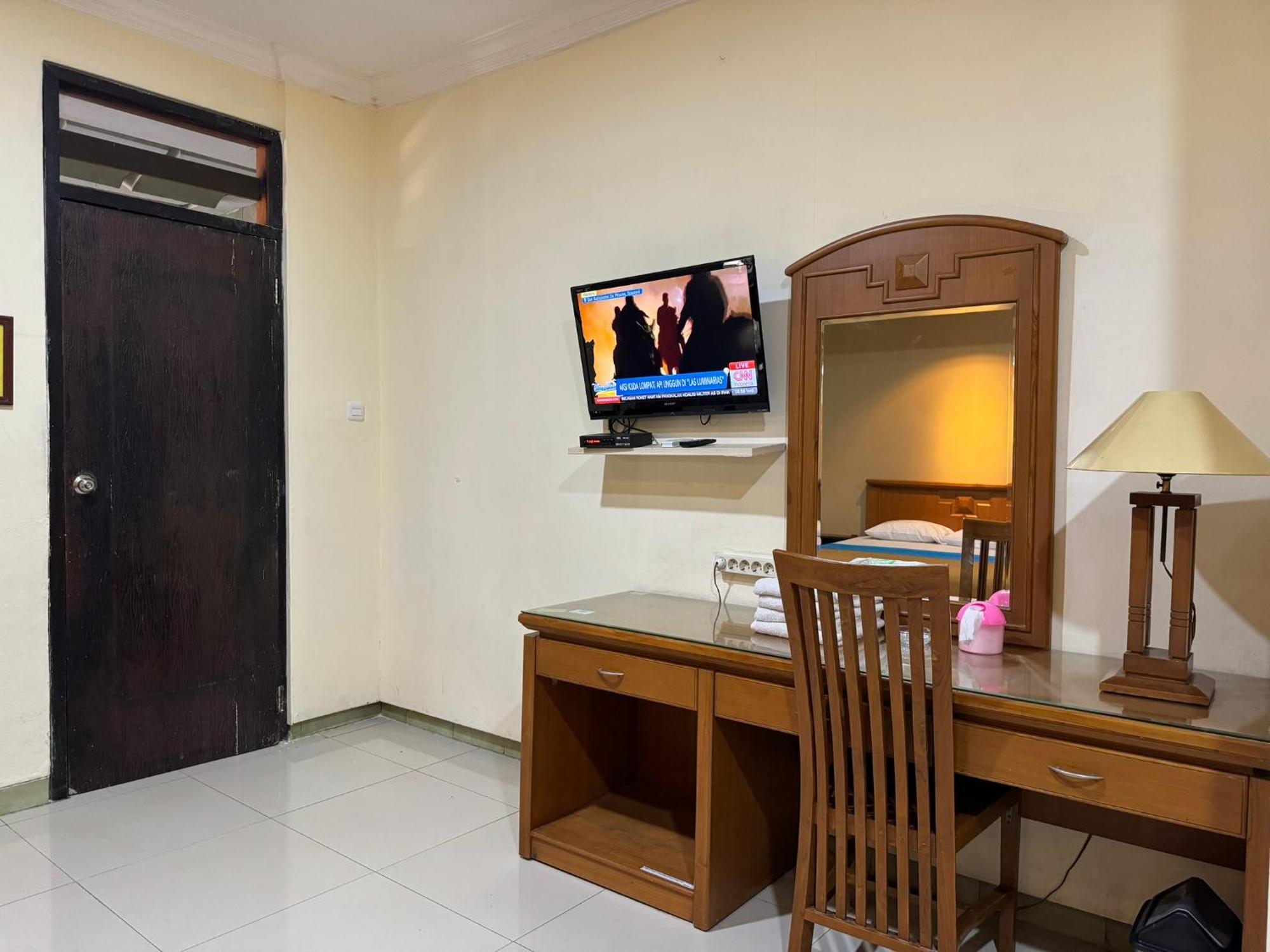 Hotel Priangan Cirebon Buitenkant foto