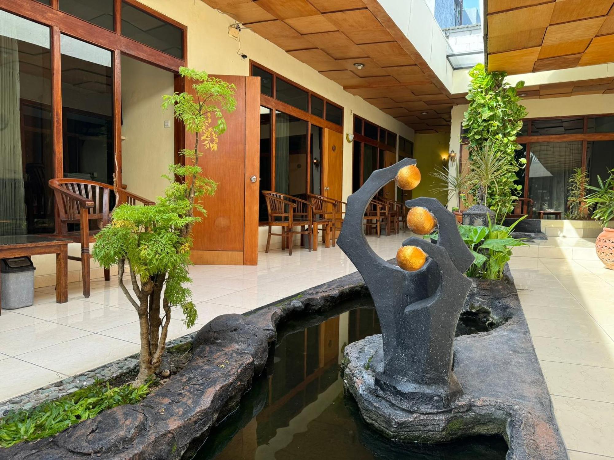Hotel Priangan Cirebon Buitenkant foto