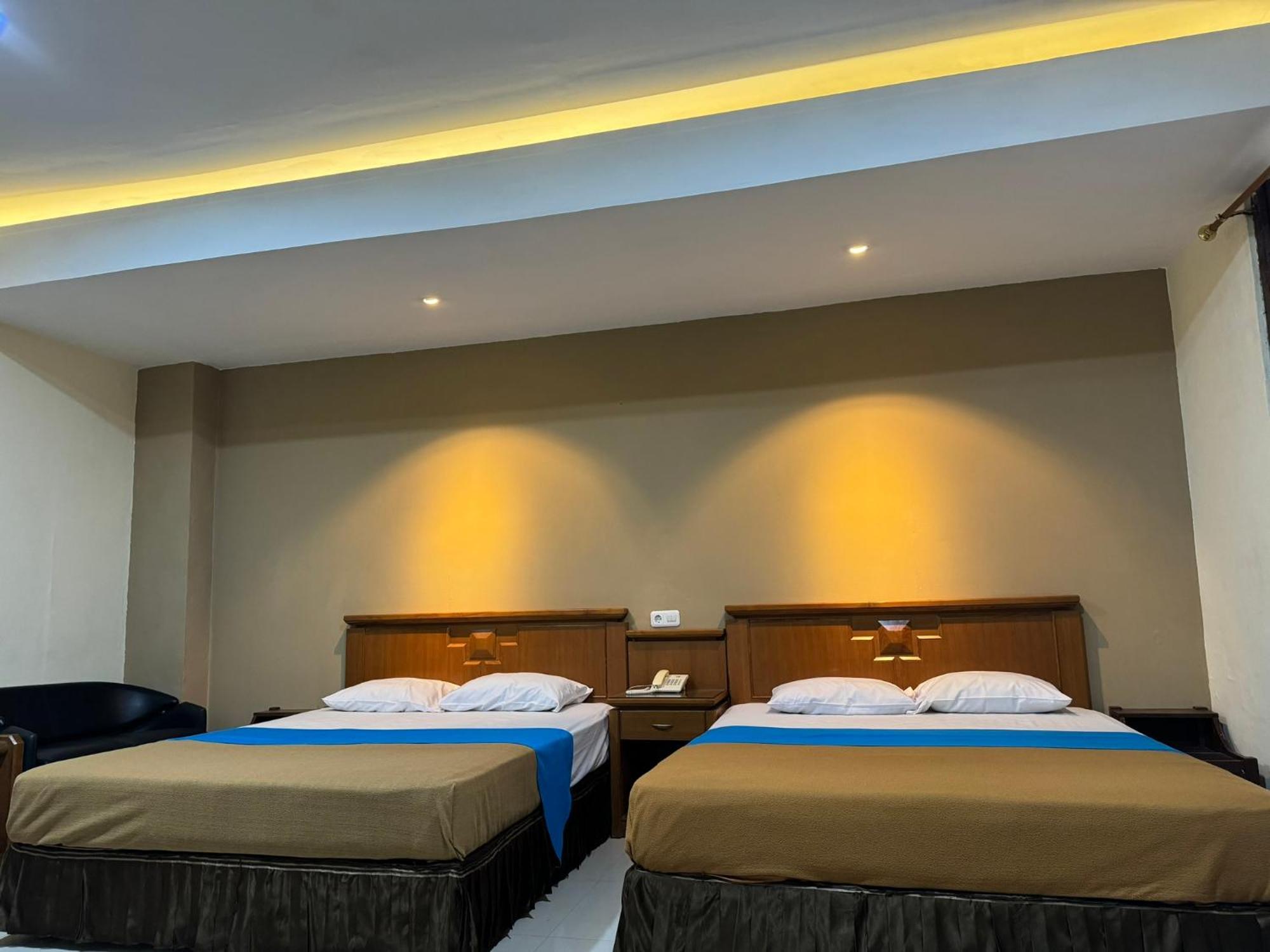Hotel Priangan Cirebon Buitenkant foto