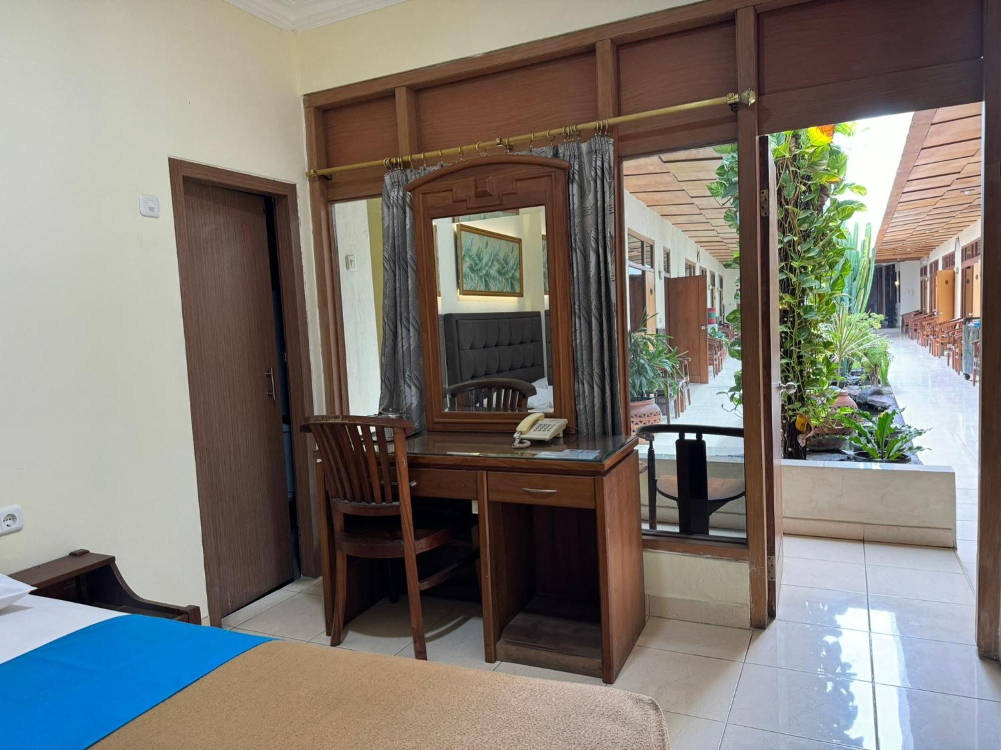 Hotel Priangan Cirebon Buitenkant foto