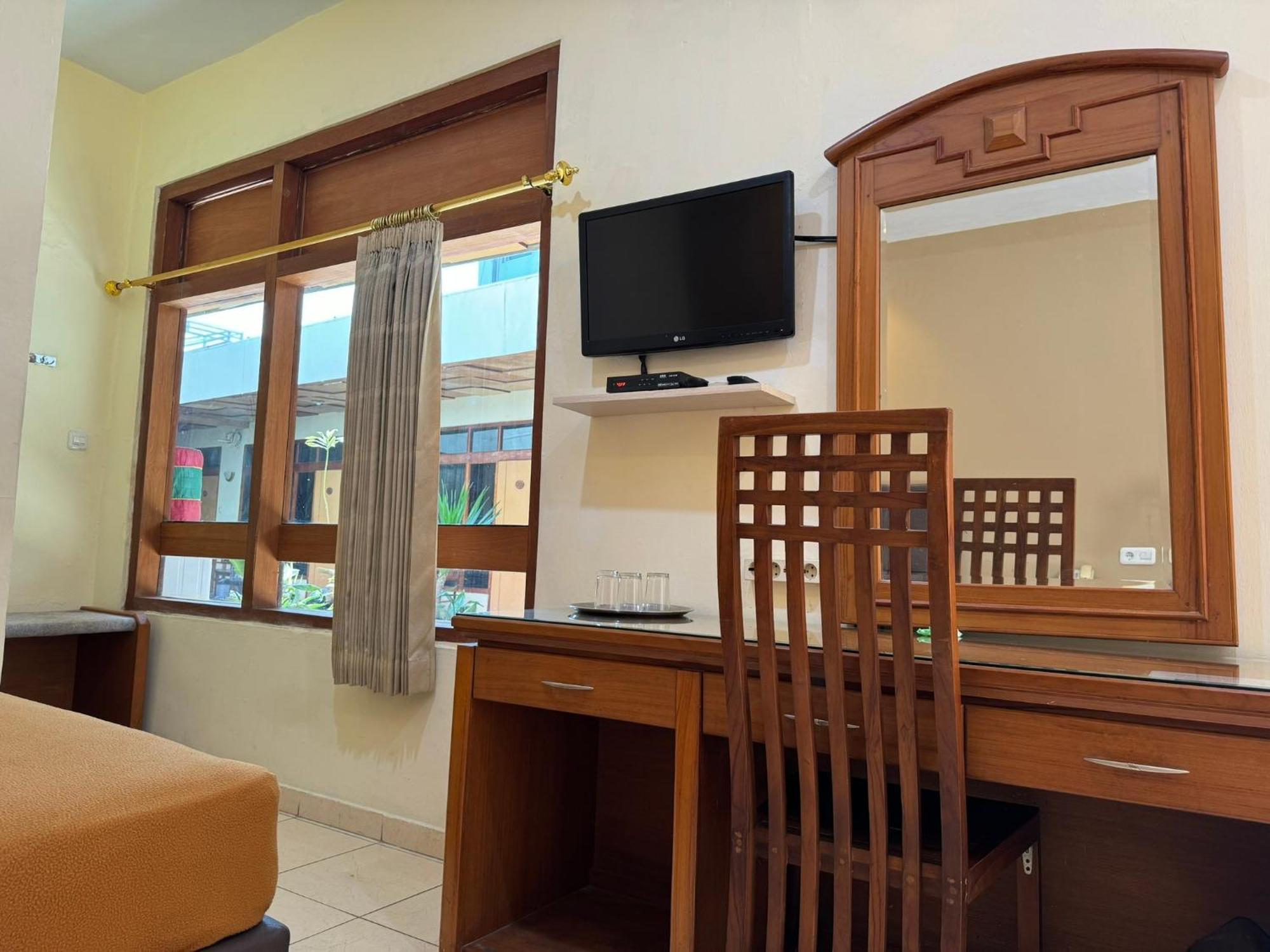 Hotel Priangan Cirebon Buitenkant foto
