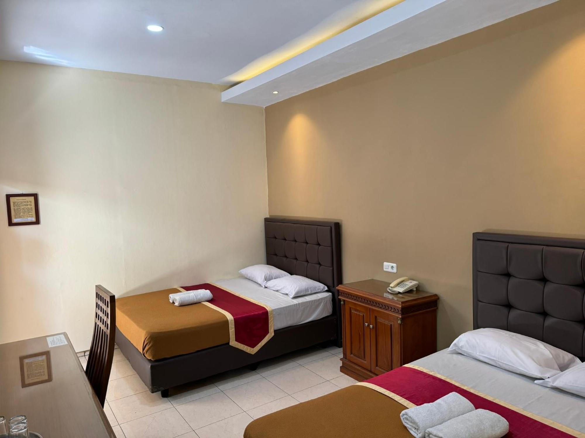 Hotel Priangan Cirebon Buitenkant foto