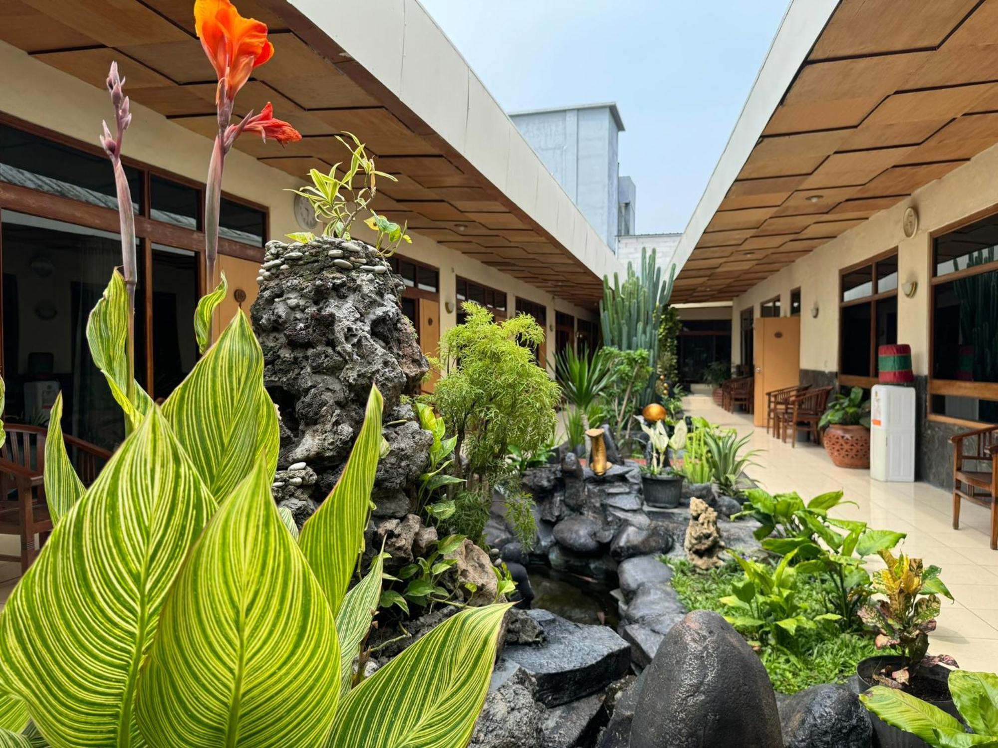 Hotel Priangan Cirebon Buitenkant foto