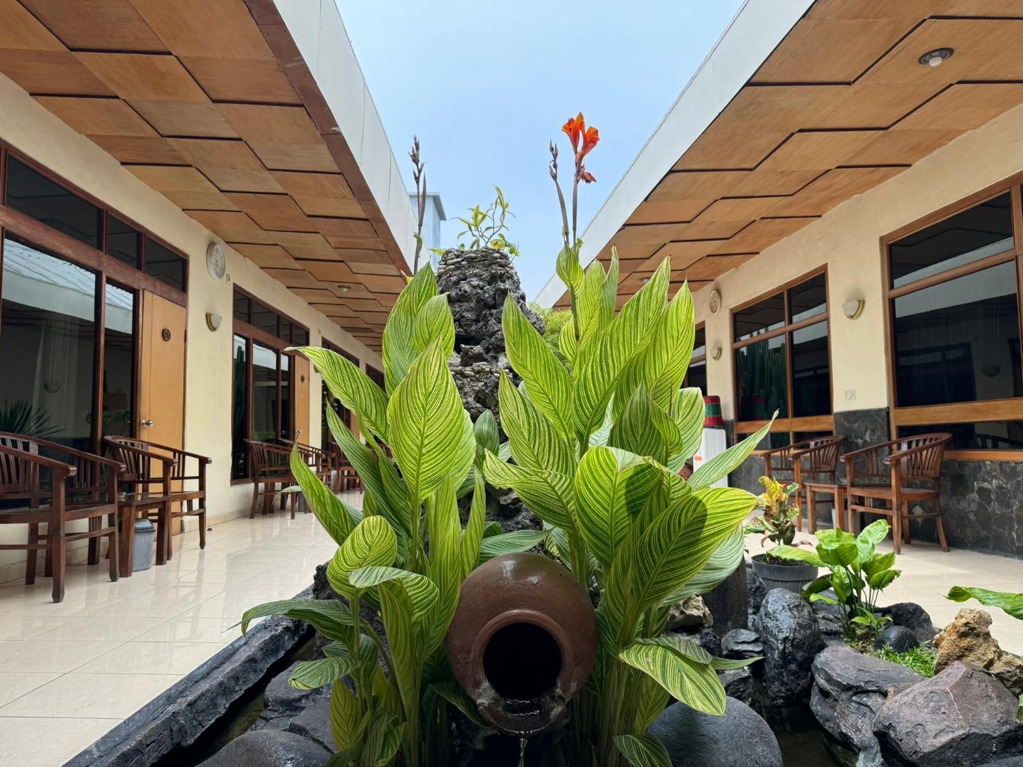 Hotel Priangan Cirebon Buitenkant foto