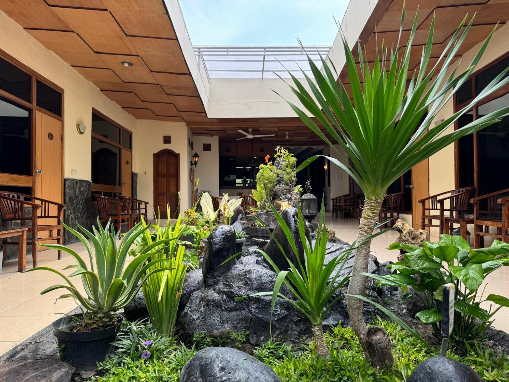 Hotel Priangan Cirebon Buitenkant foto