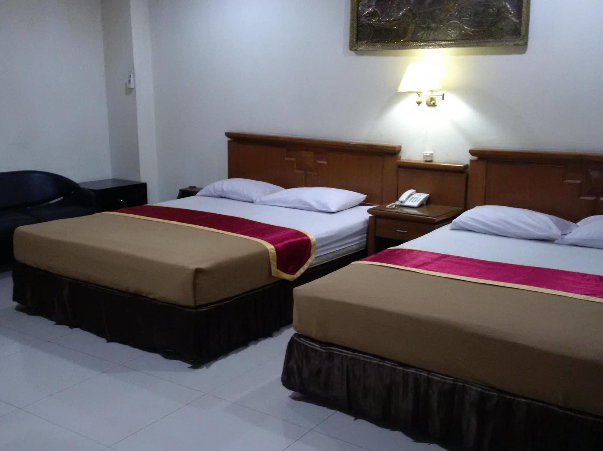 Hotel Priangan Cirebon Buitenkant foto