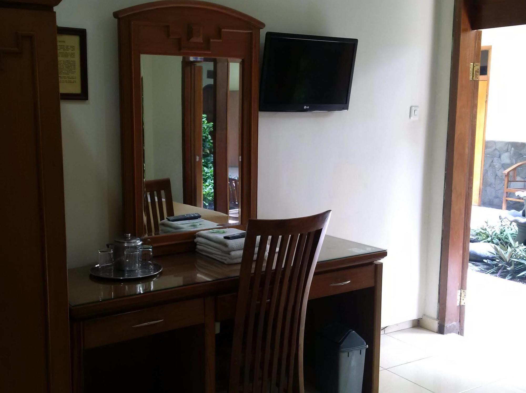 Hotel Priangan Cirebon Buitenkant foto